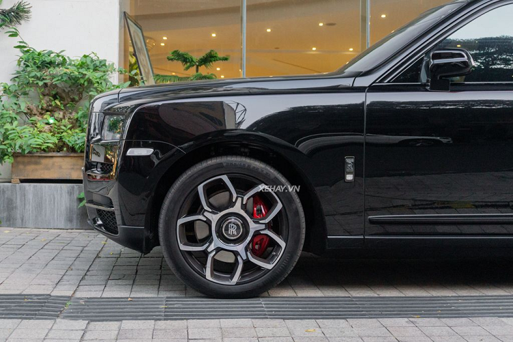 Về ngoại hình, Cullinan Black Badge gây chú ý với lớp “áo” ngoại thất màu đen được đánh bóng thủ công cùng loạt chi tiết đặc trưng của dòng “kim cương đen”. Chưa hết, chiếc SUV hạng sang còn có lưới tản nhiệt, nẹp cửa sổ, tay mở nắp khoang hành lý, bậc khoang hành lý, nan hốc hút gió phía dưới, đuôi ống xả và logo Rolls-Royce bên hông xe cũng được phủ đen.