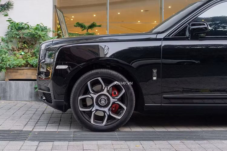 Về ngoại hình, Cullinan Black Badge gây chú ý với lớp “áo” ngoại thất màu đen được đánh bóng thủ công cùng loạt chi tiết đặc trưng của dòng “kim cương đen”. Chưa hết, chiếc SUV hạng sang còn có lưới tản nhiệt, nẹp cửa sổ, tay mở nắp khoang hành lý, bậc khoang hành lý, nan hốc hút gió phía dưới, đuôi ống xả và logo Rolls-Royce bên hông xe cũng được phủ đen.
