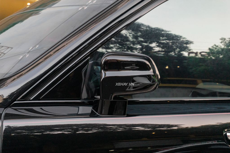 Riêng các nan lưới tản nhiệt dù chuyển sang màu đen nhưng vẫn được hoàn thiện bằng lớp cờ-rôm sáng bóng để phản chiếu khung lưới tản nhiệt bao quanh. Những chi tiết này kết hợp với lớp áo ngoại thất màu đen bóng đã mang đến vẻ đẹp huyền bí, gợi cảm cho chiếc Rolls-Royce Cullinan Black Badge.