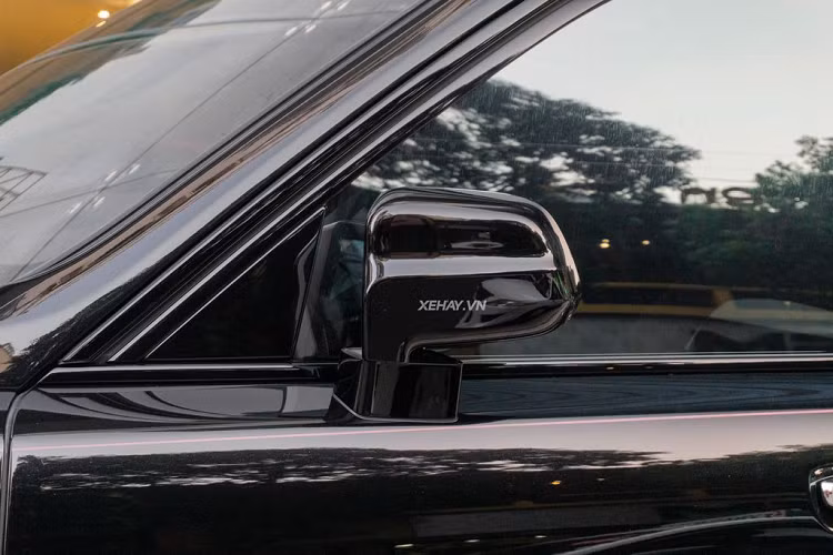 Riêng các nan lưới tản nhiệt dù chuyển sang màu đen nhưng vẫn được hoàn thiện bằng lớp cờ-rôm sáng bóng để phản chiếu khung lưới tản nhiệt bao quanh. Những chi tiết này kết hợp với lớp áo ngoại thất màu đen bóng đã mang đến vẻ đẹp huyền bí, gợi cảm cho chiếc Rolls-Royce Cullinan Black Badge.