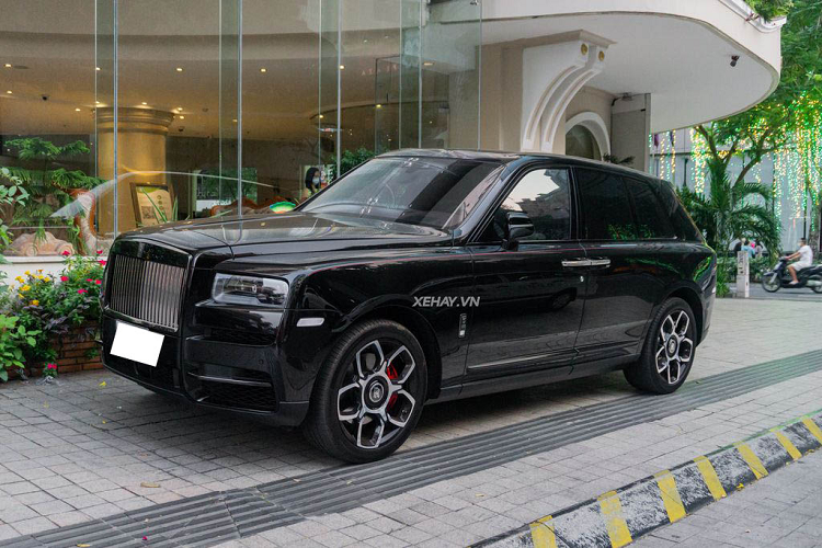 Số lượng Rolls-Royce Cullinan Black Badge siêu sang được nhập khẩu và lăn bánh tại Việt Nam trong một vài năm qua đang không ngừng tăng, tuy nhiên phiên bản đặc biệt - Black Badge của mẫu xe này thì chưa có nhiều và “hiếm” khi xuất hiện trên đường phố.