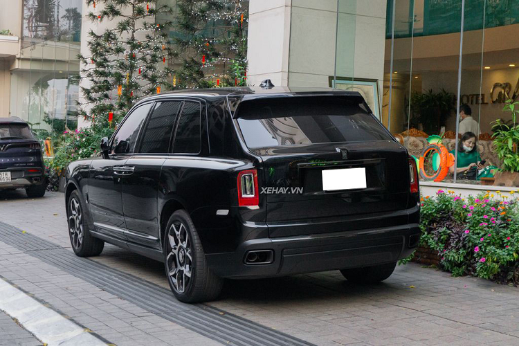 Rolls-Royce Cullinan Black Badge còn có một điểm nhận diện là bộ mâm 5 chấu được "thửa riêng". Thiết kế bộ mâm này khác biệt hoàn toàn so với mâm xe của các dòng Wraith Black Badge và Dawn Black Badge. Cụ thể, xe được trang bị bộ mâm 22 inch được tạo hình vừa giống bánh răng, vừa giống biểu tượng vô cực để thể hiện khả năng vận hành vô hạn của chiếc xe. Đi kèm là kẹp phanh được sơn màu đỏ nổi bật.