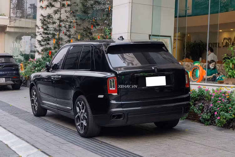 Rolls-Royce Cullinan Black Badge còn có một điểm nhận diện là bộ mâm 5 chấu được "thửa riêng". Thiết kế bộ mâm này khác biệt hoàn toàn so với mâm xe của các dòng Wraith Black Badge và Dawn Black Badge. Cụ thể, xe được trang bị bộ mâm 22 inch được tạo hình vừa giống bánh răng, vừa giống biểu tượng vô cực để thể hiện khả năng vận hành vô hạn của chiếc xe. Đi kèm là kẹp phanh được sơn màu đỏ nổi bật.