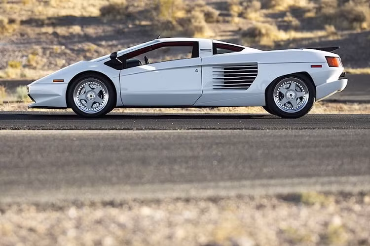 Chiếc xe đã được thiết kế bởi Marcelo Gandini, người chịu trách nhiệm cho Lancia Stratos và thậm chí cả những siêu xe nổi tiếng như Lamborghini Countach và Miura. Chỉ riêng điều đó đã làm cho Cizeta-Moroder V16T trở nên đặc biệt, và với thân xe màu trắng ngọc trai kết hợp nội thất bọc da màu đỏ, siêu xe khung gầm mã số 001 thực sự nắm bắt được thiết kế nổi bật, gần như điển hình của giai đoạn đầu những năm 1990.