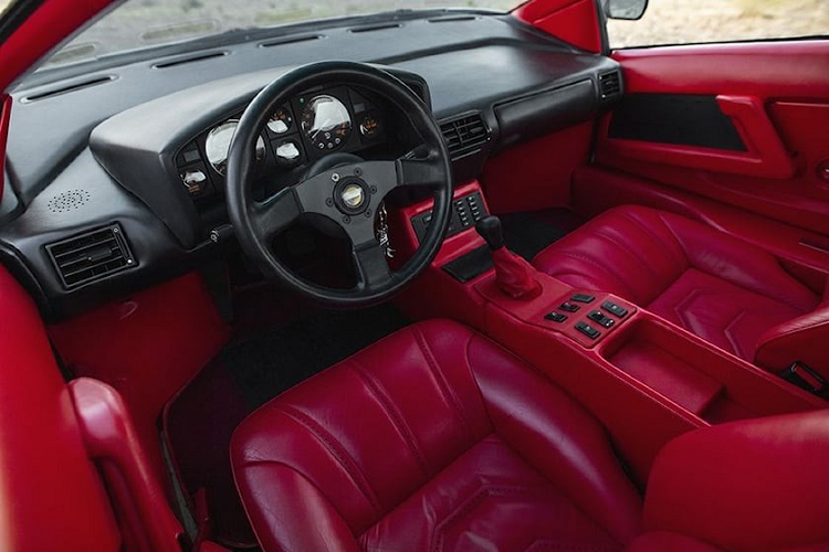 Hơn nữa, nó cũng là một siêu xe rất tốc độ khi trang bị động cơ Lamborghini V16 dung tích 6.0 lít, có thể đạt tốc độ tối đa 328 km/h, và gia tốc từ 0-100 km/h trong 4 giây. Kể từ lúc ra đời, chiếc xe chủ yếu được cất giữ yên một chỗ, nhưng sau này có được phục chế hoàn toàn và nhận được một số nâng cấp cần thiết, bao gồm cả tấm chắn nhiệt bổ sung xung quanh bình nhiên liệu.