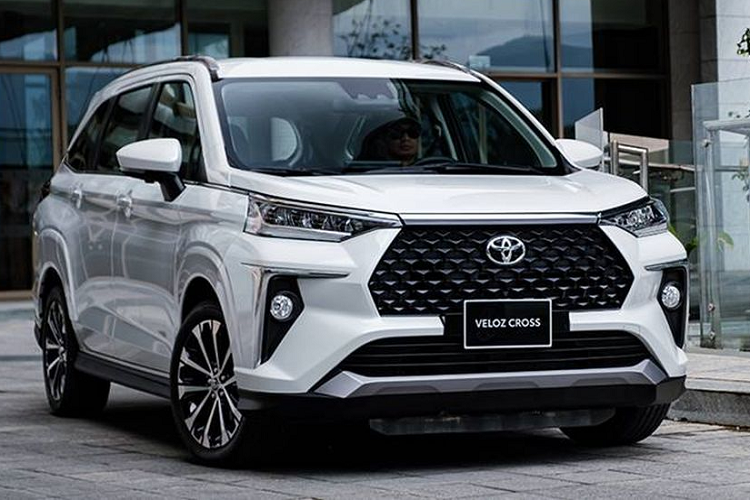 Nhân viên bán hàng cho biết, lần tăng giá này là chính sách của hãng, không phải là điều chỉnh đơn lẻ tại một số cửa hàng. Hiện giá xe Toyota Veloz Cross dao động từ 658-698 triệu đồng, trong khi Avanza Premio được niêm yết ở mức 558-598 triệu đồng.
