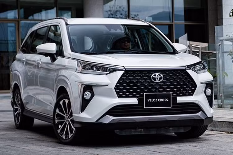 Nhân viên bán hàng cho biết, lần tăng giá này là chính sách của hãng, không phải là điều chỉnh đơn lẻ tại một số cửa hàng. Hiện giá xe Toyota Veloz Cross dao động từ 658-698 triệu đồng, trong khi Avanza Premio được niêm yết ở mức 558-598 triệu đồng.