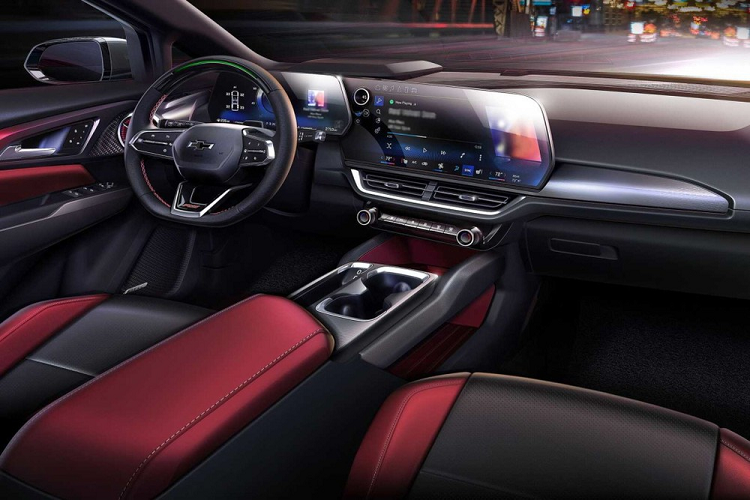 Thêm vào đó là vòm bánh và ốp thân xe màu đen bóng. Điểm nhấn tiếp theo là bộ vành hợp kim với thiết kế 6 chấu kép, sơn phối 2 màu. Trên vành la-zăng còn có logo "SS" màu đỏ, tương tự ở đầu xe, như đặc điểm nhận dạng cho phiên bản thể thao của Chevrolet Blazer EV. Trong khi đó, cổng sạc của xe được đặt ở phía sau chắn bùn trước.