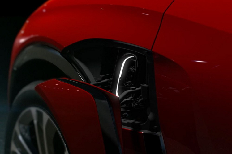 Nối với dải đèn LED định vị ban ngày là đường dập gân có thiết kế uốn lượn mềm mại, kéo dài đến tận đèn hậu. Trong khi đó, nóc của Chevrolet Blazer EV SS được thiết kế dốc dần về phía sau theo phong cách xe coupe. Các cột của xe đều được sơn màu đen, tạo hiệu ứng "nóc lơ lửng" cho mẫu ô tô điện này.