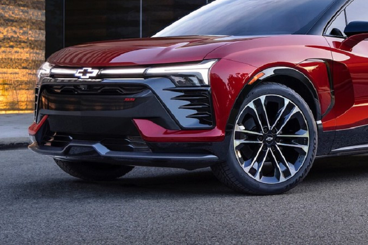 Đáng tiếc là hiện thiết kế đằng sau của Chevrolet Blazer EV SS vẫn chưa được hé lộ. Tuy nhiên, hình ảnh chụp trên đường thử cho thấy mẫu xe này sẽ đi kèm cụm đèn hậu nằm ngang. Bên trong Chevrolet Blazer EV SS là không gian nội thất bọc da phối 2 màu đỏ - đen tương phản. Xe được trang bị vô lăng 3 chấu vát đáy thể thao và bảng đồng hồ kỹ thuật số nối liền với màn hình thông tin giải trí dạng cảm ứng cỡ lớn, theo phong cách giống Chevrolet Silverado EV.