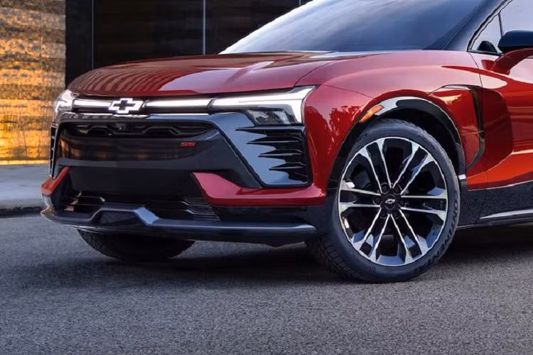 Đáng tiếc là hiện thiết kế đằng sau của Chevrolet Blazer EV SS vẫn chưa được hé lộ. Tuy nhiên, hình ảnh chụp trên đường thử cho thấy mẫu xe này sẽ đi kèm cụm đèn hậu nằm ngang. Bên trong Chevrolet Blazer EV SS là không gian nội thất bọc da phối 2 màu đỏ - đen tương phản. Xe được trang bị vô lăng 3 chấu vát đáy thể thao và bảng đồng hồ kỹ thuật số nối liền với màn hình thông tin giải trí dạng cảm ứng cỡ lớn, theo phong cách giống Chevrolet Silverado EV.