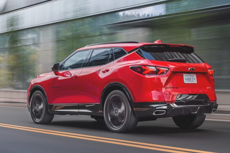 Tin đồn cho biết, mẫu SUV thuần điện này sẽ có cả phiên bản dẫn động cầu sau với 1 mô-tơ và phiên bản dẫn động 4 bánh toàn thời gian dùng 2 mô-tơ. Riêng Chevrolet Blazer EV SS sẽ được trang bị 2 mô-tơ điện hiệu suất cao với công suất tổng cộng 507 mã lực.