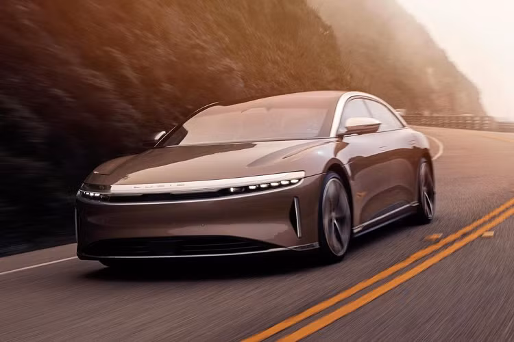 Được định vị là một mẫu xe điện cao cấp, đối trọng trực tiếp của Tesla Model S và Porsche Taycan, Lucid Air có giá bán cũng không hề dễ chịu chút nào. Cụ thể, 4 phiên bản là Pure, Touring, Grand Touring và Dream Edition của Lucid Air có mức giá lần lượt 77.400 USD (~1,77 tỷ đồng), 95.000 USD (~2,17 tỷ đồng), 139.000 USD (~3,18 tỷ đồng) và 169.000 USD (~3,87 ttỷ đồng).