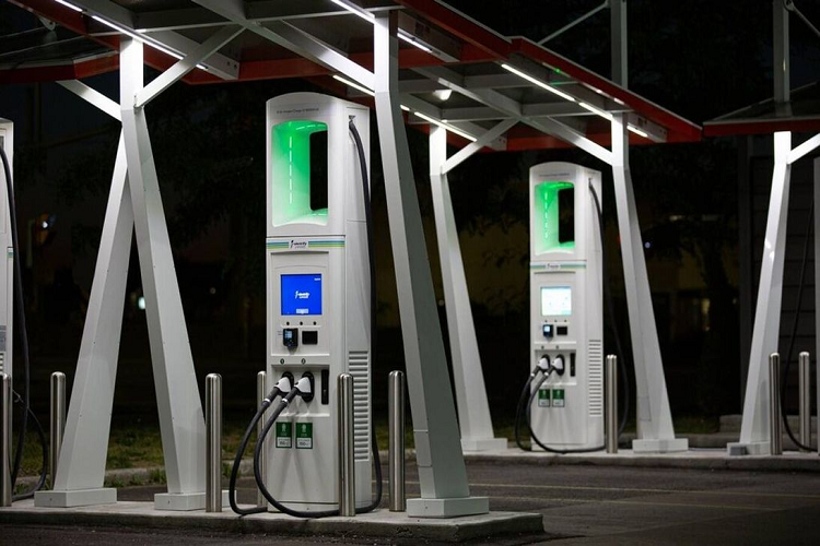 Mẫu xe điện Air ra mắt lần đầu tiên vào cuối năm 2016 và là chiếc xe điện đầu tiên được Lucid Motors sản xuất. Ngay khi trình làng, Lucid Air đã nhanh chóng được đem lên bàn cân với Tesla Model S bởi vì hai chiếc xe cùng quê này có khá nhiều điểm tương đồng. Tuy nhiên, hãng xe điện non trẻ này lại không coi Tesla là đối thủ, mục tiêu của Lucid là muốn vượt xa những gì mà các nhà sản xuất ô tô truyền thống đang cung cấp. Mercedes-Benz S-Class mới là đối thủ hàng đầu của Lucid Air.