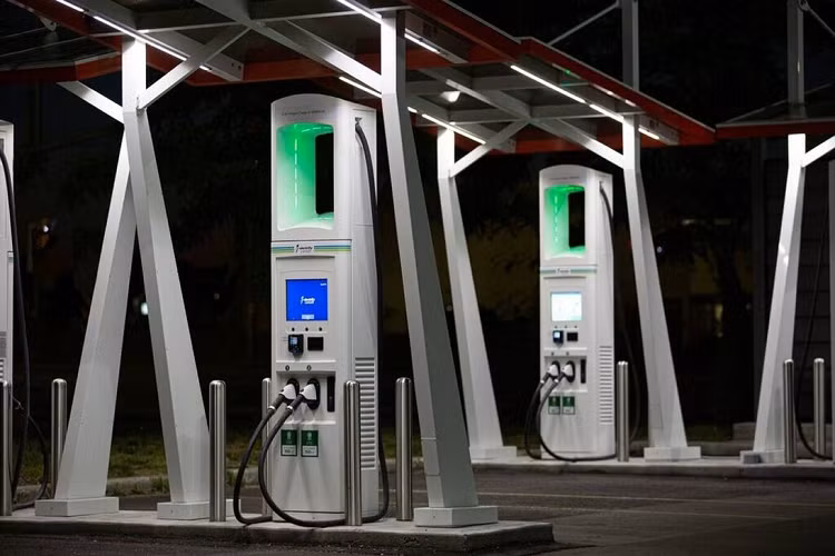 Mẫu xe điện Air ra mắt lần đầu tiên vào cuối năm 2016 và là chiếc xe điện đầu tiên được Lucid Motors sản xuất. Ngay khi trình làng, Lucid Air đã nhanh chóng được đem lên bàn cân với Tesla Model S bởi vì hai chiếc xe cùng quê này có khá nhiều điểm tương đồng. Tuy nhiên, hãng xe điện non trẻ này lại không coi Tesla là đối thủ, mục tiêu của Lucid là muốn vượt xa những gì mà các nhà sản xuất ô tô truyền thống đang cung cấp. Mercedes-Benz S-Class mới là đối thủ hàng đầu của Lucid Air.