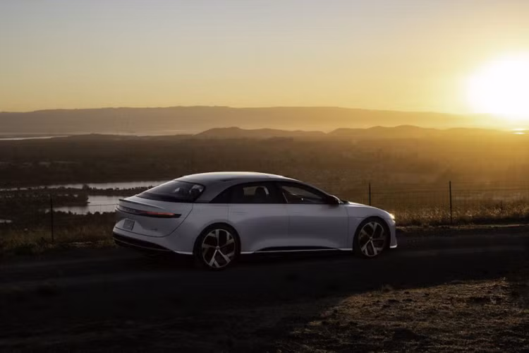 Bên cạnh đó, Lucid Air cũng mang tới cho người sử dụng một vẻ ngoài khá ấn tượng và mang chất thanh lịch đặc trưng. Thiết kế tổng thể của Lucid Air tuôn theo hơi hướng đơn giản, gọn gàng và cao cấp. Ở không gian nội thất, mẫu xe này được trang bị đầy đủ các tiện nghi thường thấy trên các mẫu xe trang và nổi bật là bộ 3 màn hình cho tác vụ đồng hồ công-tơ-mét, màn hình giải trí và màn hình cài đặt chức năng xe.