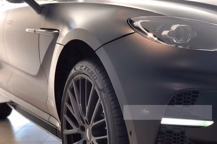 Trước đó, Chủ tịch Trung Nguyên đã đã đặt mua xe Aston Martin Vantage F1 Edition chính hãng và hiện xe đã có mặt tại Việt Nam. Ngoài ra còn một chiếc siêu UV Aston Martin DBX 707 của Đặng Lê Nguyên Vũ đặt mua được tiết lộ có màu sơn đen mờ.