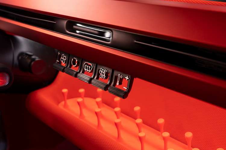 Tấm ngăn khoang xe có thể tháo rời và có thể mở rộng chiều dài từ 679 mm lên 1,050 mm nhờ cửa hậu gập. Với chiều rộng 994 mm và chiều cao tối đa 582 mm khi không đặt bảng điều khiển, khoang sau có thể chứa các vật dụng lớn hơn so với một chiếc cốp thông thường.