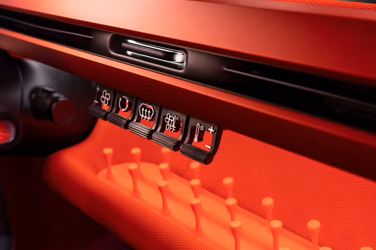 Tấm ngăn khoang xe có thể tháo rời và có thể mở rộng chiều dài từ 679 mm lên 1,050 mm nhờ cửa hậu gập. Với chiều rộng 994 mm và chiều cao tối đa 582 mm khi không đặt bảng điều khiển, khoang sau có thể chứa các vật dụng lớn hơn so với một chiếc cốp thông thường.