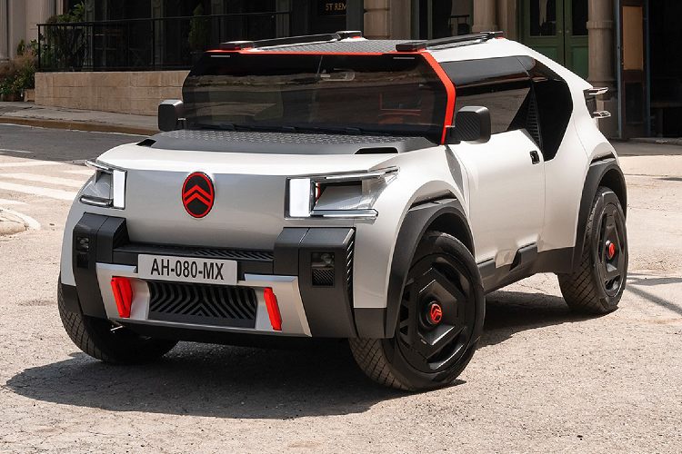 Ý tưởng về mẫu xe điện được làm từ vật liệu tái chế là mẫu xe đầu tiên tích hợp logo và nhận diện thương hiệu mới của Citroen. Citroen Oli 2023 mới phiên bản Concept được ra mắt trước khi áp dụng cho các mẫu xe thương mại bắt đầu từ năm sau.