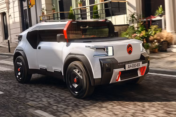 Ở phần cản trước, mẫu xe Citroen Oli từ nhựa tái chế sở hữu kiểu dáng không có lưới tản nhiệt cũng như biểu tượng hình bầu dục mới. Phần sau được sơn màu hồng ngoại, phù hợp với khung kính chắn gió, nắp bánh xe, các điểm nhấn cản và toàn bộ cabin. Đèn pha LED hình hộp chữ C tích hợp cửa hút gió, với đèn hậu LED làm theo kiểu tương tự.