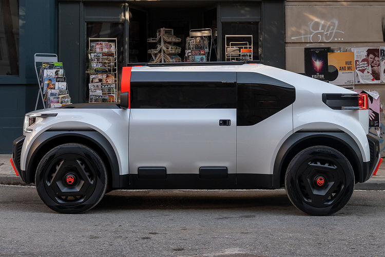 Citroen mô tả Oli (phát âm là “all-e”) được ví như một “phòng thí nghiệm trên bánh xe”. Citroen Oli 2023 chạy điện sở hữu phong cách thân xe độc đáo bao gồm kính chắn gió thẳng đứng phía trước, cửa mở ngược để dễ dàng tiếp cận khoang nội thất đầy màu sắc. Trong khi bản Concept có vẻ khí động học hơn khi lùi xe, Citroen đã bổ sung hệ thống “ống dẫn khí” trên nắp ca-pô để giảm lực cản cho xe.