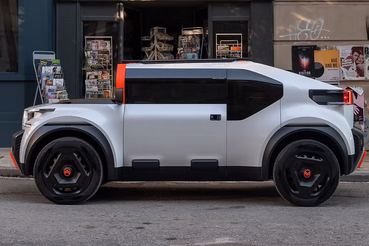 Citroen mô tả Oli (phát âm là “all-e”) được ví như một “phòng thí nghiệm trên bánh xe”. Citroen Oli 2023 chạy điện sở hữu phong cách thân xe độc đáo bao gồm kính chắn gió thẳng đứng phía trước, cửa mở ngược để dễ dàng tiếp cận khoang nội thất đầy màu sắc. Trong khi bản Concept có vẻ khí động học hơn khi lùi xe, Citroen đã bổ sung hệ thống “ống dẫn khí” trên nắp ca-pô để giảm lực cản cho xe.