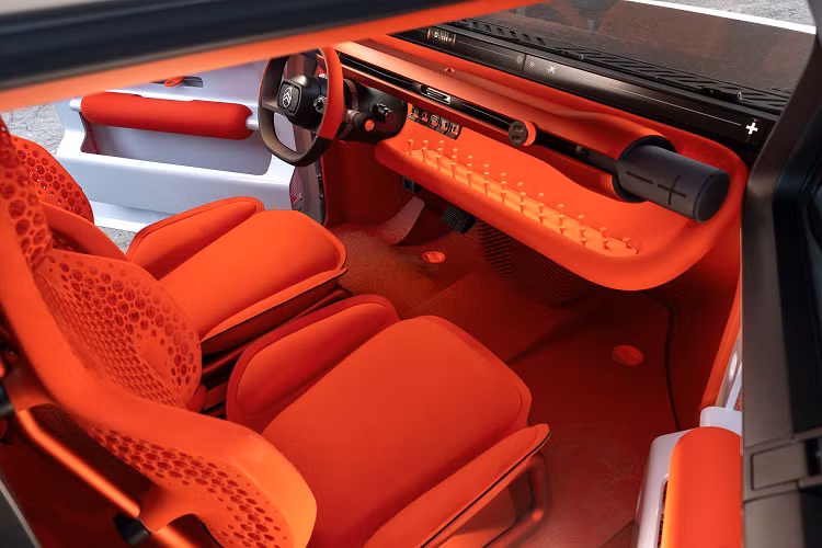 Các cản trước và sau tích hợp các chi tiết nhựa và tấm trượt có hình dạng giống hệt nhau, với các bộ phận chiếu sáng bổ sung. Chắn bùn săn chắc kết hợp hình tròn với đỉnh phẳng, trong khi cặp chi tiết bảo vệ kiểu airbump trên cửa đối xứng cũng có mặt.