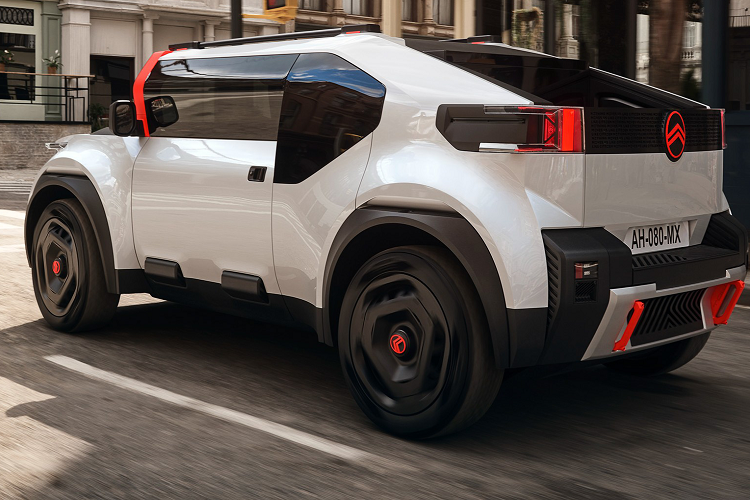 Khoang nội thất của xe được cấu hình bốn chỗ ngồi riêng biệt. Ghế được làm bằng nhựa nhiệt dẻo Polyurethane (TPU) với lưới in 3D trên tựa lưng, được gắn trên khung hình ống gắn với sàn xe thông qua các vòng cách ly hấp thụ va chạm. Mẫu xe được trang bị ít bộ phận hơn nhiều so với một chiếc xe hơi thông thường.