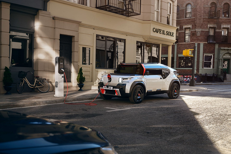 Tuy nhiên, mẫu xe có một màn hình duy nhất để chiếu thông tin được gọi là Smartband được đăt nằm trên đế của kính chắn gió. Điều thú vị là tất cả các chức năng đều được điều khiển thông qua một phím điều khiển gắn trên vô lăng.