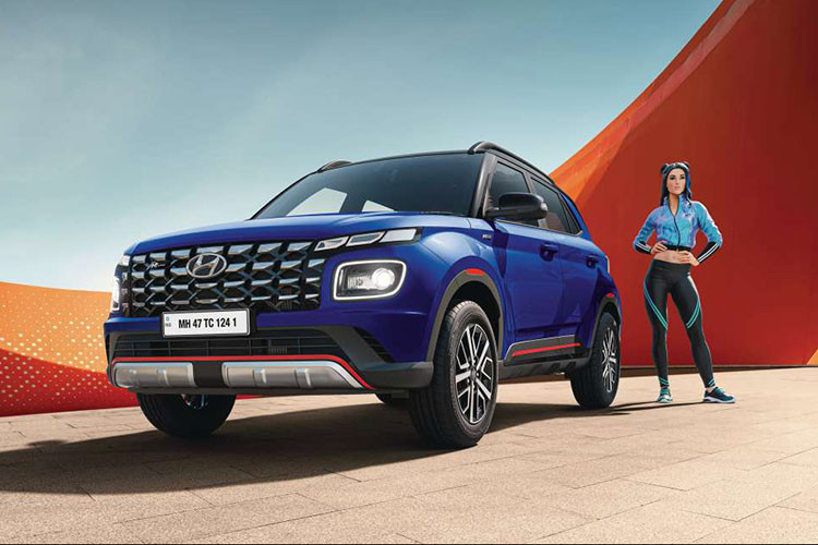 Trong khi đó, ở phía sau, mẫu SUV hạng A này chỉ được làm mới cản sau với tấm ốp gầm màu bạc chia đôi tương tự ở đầu xe và 2 ống xả hình tròn. Cuối cùng là những chi tiết màu đỏ làm điểm nhấn cho ngoại hình của Hyundai Venue N Line 2022.