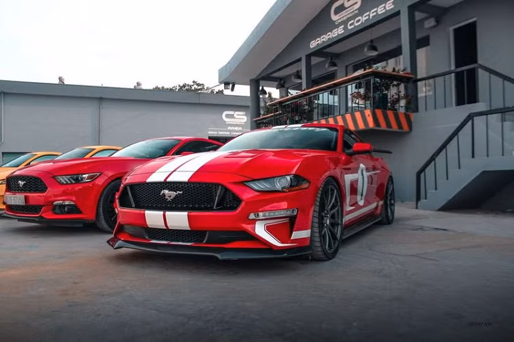 Được xây dựng từ bản Mustang GT, chiếc Hennessey Heritage Edition Mustang của QUA Vũ vẫn sử dụng động cơ tiêu chuẩn V8 5.0L, nhưng đã được Hennessey nâng cấp bằng cách thêm một bộ siêu nạp, thay đổi hệ thống bơm nhiên liệu và làm mát để cho ra tới 808 mã lực và mô-men xoắn cực đại 918Nm. Nhờ đó, xe chỉ cần 3,3 giây để tăng tốc từ 0 - 100 km/h, tốc độ tối đa đạt 100 km/h.