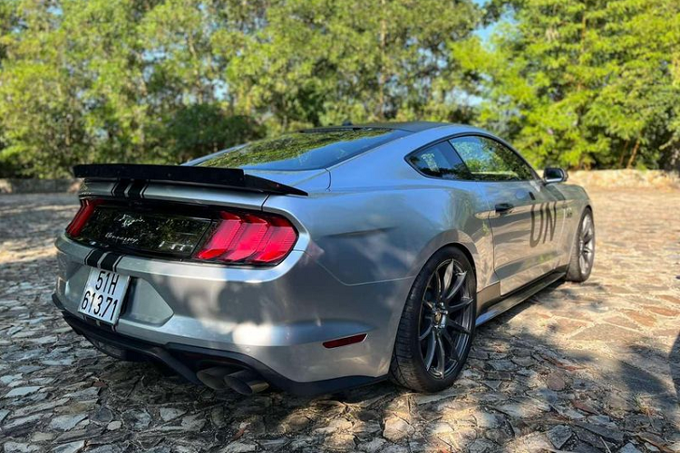 Trên chiếc xe, hãng Hennessey sử dụng các tấm ốp carbon ở cản trước và thanh nẹp bên hông. Phía đuôi xe cũng có thanh hướng gió sợi carbon. Hệ thống treo hạ thấp so với nguyên bản. Ngoài ra, xe còn được lắp đặt bộ mâm thể thao, lốp đua của Michellin, kết hợp với hệ thống phanh đĩa hiệu suất cao Brembo. Đối với nội thất, xe sở hữu các ghế ngồi có in logo Henessey.