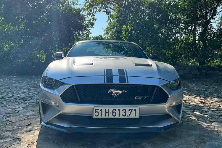 Đối lập ngoại thất màu bạc là sọc kép màu đen khá ngắn trên đầu xe, tiếp theo đó là hình ảnh ngôi sao cùng vòng tròn màu đen và tất nhiên là 2 bên cửa xe còn xuất hiện dòng chữ UN – một phong cách chơi xe đặc trưng của ông Vũ.