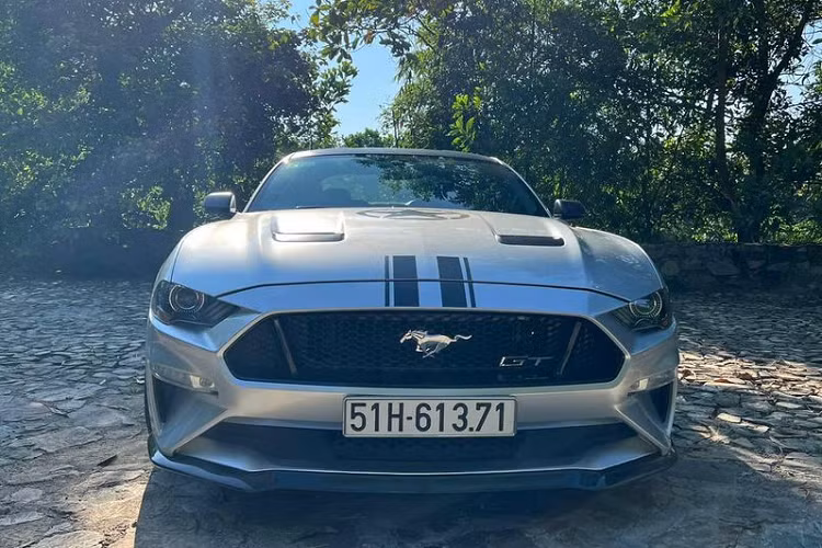 Đối lập ngoại thất màu bạc là sọc kép màu đen khá ngắn trên đầu xe, tiếp theo đó là hình ảnh ngôi sao cùng vòng tròn màu đen và tất nhiên là 2 bên cửa xe còn xuất hiện dòng chữ UN – một phong cách chơi xe đặc trưng của ông Vũ.