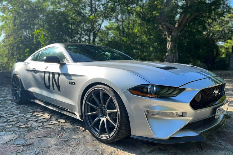 Theo thông tin chia sẻ từ chủ showroom chuyên nhập khẩu siêu xe nổi tiếng, bộ sưu tập siêu xe Đặng Lê Nguyên Vũ đã kết nạp thêm một thành viên, đó là chiếc Hennessey Heritage Edition Mustang kịch độc. “Ngựa hoang” Ford Mustang độc bản đang được ông Vũ “nhốt” tại Tây Nguyên cùng nhiều “siêu ngựa Ý” Ferrari và “Bò già” Lambrogini.