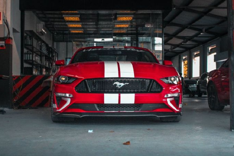 Ford Mustang Hennessey Heritage Edition Mustang lần đầu xuất hiện tại Việt Nam năm 2019 qua diện nhập khẩu không chính hãng, chủ nhân của xe khi đó đã nhanh chóng bán lại cho một người chuyên nhập khẩu siêu xe ở Hà Nội. Sau đó, không rõ chiếc xe đã thuộc sở hữu của ông Vũ từ khi nào.