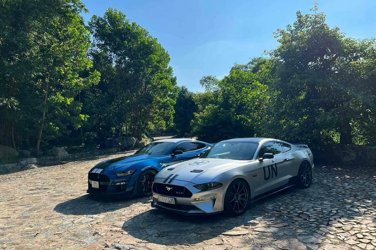 Những hình ảnh mới nhất về chiếc xe thể thao độ Hennessey Heritage Edition Mustang được đăng tải cho thấy, ngoại thất xe không còn mang màu đỏ cùng sọc kép màu trắng và con số 1 thể hiện bản độ của hãng độ Hennessey. Thay vào đó, xế độ hàng khủng này sở hữu ngoại thất màu xám bạc – màu sắc yêu thích của “Ông vua cà phê”.