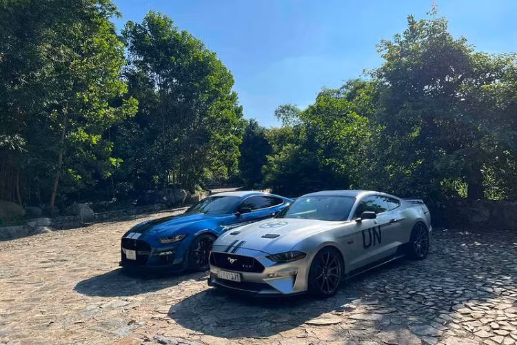 Những hình ảnh mới nhất về chiếc xe thể thao độ Hennessey Heritage Edition Mustang được đăng tải cho thấy, ngoại thất xe không còn mang màu đỏ cùng sọc kép màu trắng và con số 1 thể hiện bản độ của hãng độ Hennessey. Thay vào đó, xế độ hàng khủng này sở hữu ngoại thất màu xám bạc – màu sắc yêu thích của “Ông vua cà phê”.