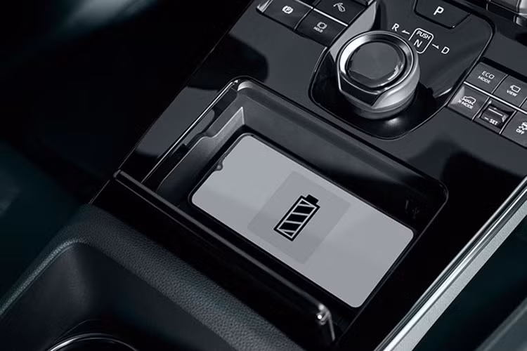 Trang bị an toàn Toyota bZ4x tại hai nước cũng không khác biệt. Tiêu chuẩn bao gồm 8 túi khí, phanh ABS, EBS, hỗ trợ khởi hành ngang dốc, chống trượt TRC...