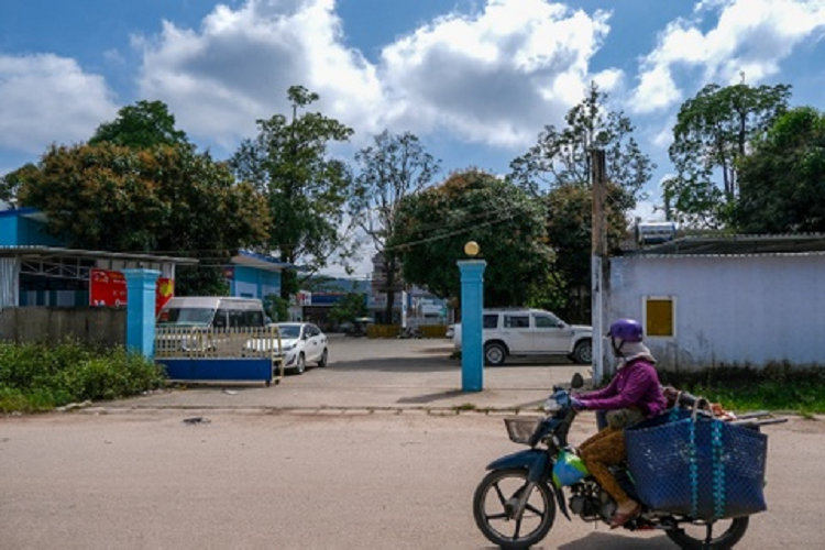 Khu đất này thuộc tổ 14, khu phố 4, phường Dương Đông, TP Phú Quốc. Nhiều năm qua, Công ty cổ phần xe buýt Phú Quốc chiếm dụng trái phép khu đất để làm bến xe buýt và một số hạng mục kinh doanh khác như: nhà điều hành, nhà bảo trì ôtô, căn tin và quán cà phê. 