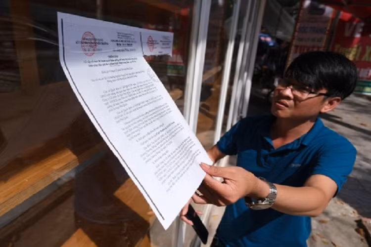 Sở Tài nguyên và Môi trường tỉnh Kiên Giang từng nhiều lần yêu cầu phía đơn vị vi phạm tự nguyện khắc phục. Các quyết định cưỡng chế được lực lượng chức năng dán khá dày trên các công trình vi phạm.