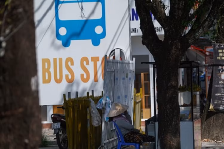 Trước đó, Sở Tài nguyên và Môi trường tỉnh Kiên Giang ra quyết định cưỡng chế vào ngày 4/11 đối với các công trình sai phạm trên phần đất rộng gần 3.000 m2 này. Tuy nhiên vì nhiều lý do, việc cưỡng chế dời lại đến ngày 16/11. 