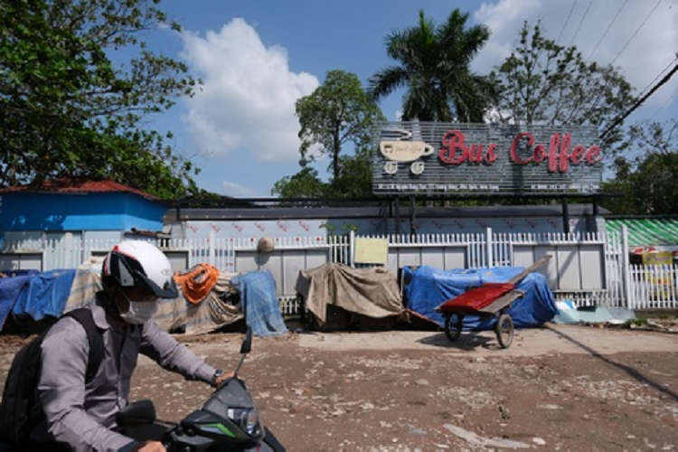 Chiều 15/11, khu nhà xưởng bảo dưỡng, sửa chữa ôtô này vẫn hoạt động bình thường. Khu vực nhà xưởng mặt tiền đường Mạc Cửu dành để rửa xe hiện đã đóng cửa. Theo người dân địa phương, cách đây ít ngày nơi này vẫn hoạt động bình thường.