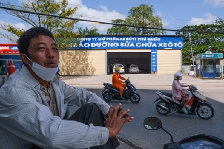 Khu nhà xưởng trái phép nằm trên đường Mạc Cửu do Công ty cổ phần xe buýt Phú Quốc xây dựng, dùng làm nơi bảo dưỡng và sửa chữa ôtô. "Thông qua báo chí, tôi biết khu đất này do Nhà nước quản lý. Tuy nhiên không hiểu vì sao có doanh nghiệp lại vào chiếm dụng và xây dựng hàng loạt công trình trong nhiều năm như vậy?", ông H., người dân địa phương, cho biết.