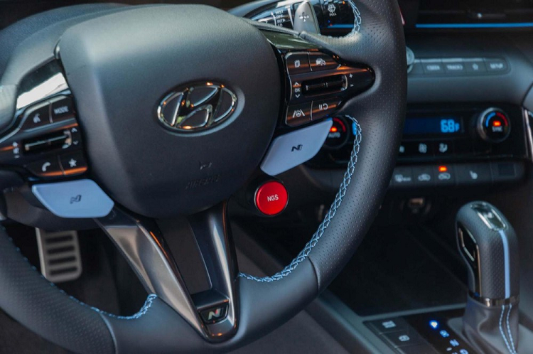 Nut mau do NGS tren Hyundai Elantra N 2023 tai Viet Nam de lam gi?-Hinh-2