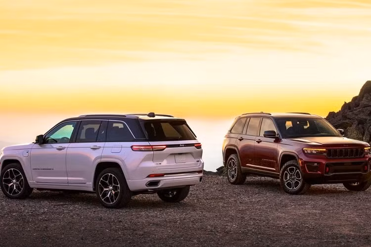 Triển lãm ô tô Việt Nam 2022 (VMS 2022) sẽ diễn ra vào ngày 26 - đến hết 30/10/2022 tại Trung tâm Hội chợ và Triển lãm Sài Gòn (SECC), Quận 7, TP HCM hứa hẹn sẽ khiến thị trường ô tô trong nước sôi động hơn sau 2 năm phải hủy vì Covid-19. Trong số 14 thương hiệu đăng ký tham dự VMS 2022, đáng chú ý có rất nhiều gương mặt mới tinh và gây chú ya nhất cính là Jeep Grand Cherokee 2022 mới.