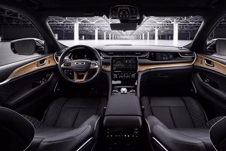 Ở ngoại hình, xe được trang bị lưới tản nhiệt với 7 hốc nằm dọc, cụm đèn pha LED thanh mảnh, tích hợp dải đèn LED định vị ban ngày, phía dưới có hốc gió trước được chia thành 3 phần, 2 hốc gió bên mở rộng và tích hợp đèn sương mù LED nằm ngang.