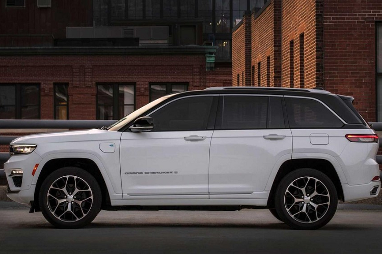 Cuối cùng là hệ truyền động plug-in hybrid 4xe dành cho các bản Limited, Trailhawk, Overland, Summit và Summit Reserve. Hệ truyền động này dùng động cơ xăng 4 xi-lanh, tăng áp, dung tích 2.0 lít và mô-tơ điện, sản sinh ra công suất tổng cộng 375 mã lực cùng mô-men xoắn cực đại 637 Nm.