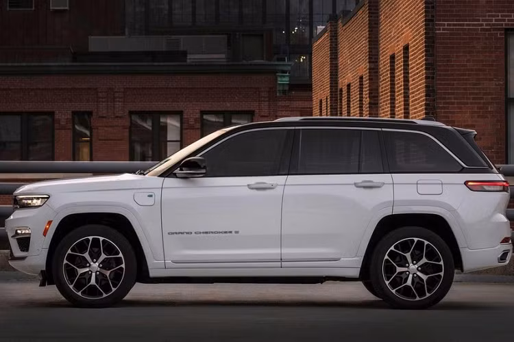 Cuối cùng là hệ truyền động plug-in hybrid 4xe dành cho các bản Limited, Trailhawk, Overland, Summit và Summit Reserve. Hệ truyền động này dùng động cơ xăng 4 xi-lanh, tăng áp, dung tích 2.0 lít và mô-tơ điện, sản sinh ra công suất tổng cộng 375 mã lực cùng mô-men xoắn cực đại 637 Nm.